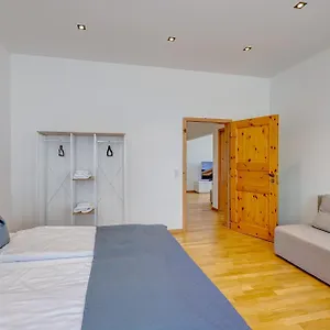 Apartment Kaza Guesthouse, Centrally Located 2 & 3 Bedroom In Augsburg